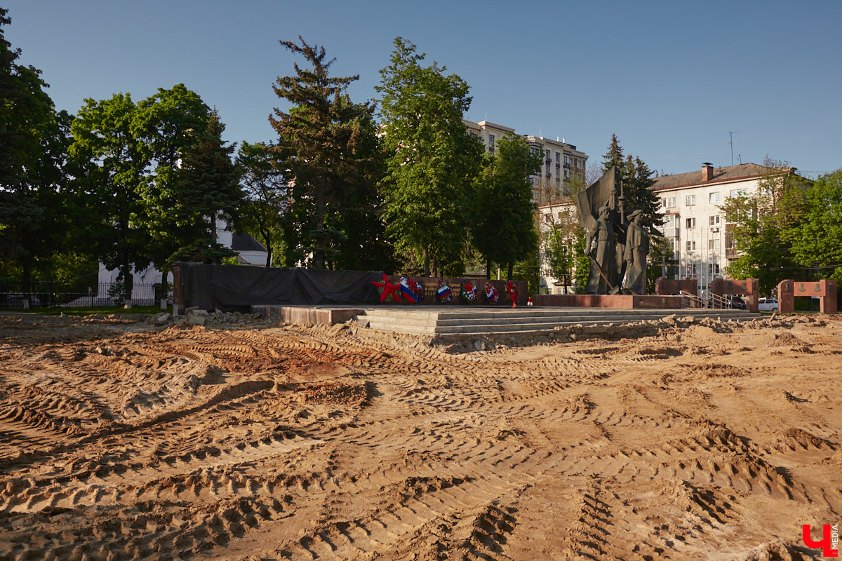 Жители Владимира успели обратить внимание на масштабные работы, которые сразу после праздников стартовали на площади Победы. На данный момент на мемориальном комплексе демонтировали всю плитку. Через месяц ее заменят на новое покрытие с гранитными компонентами.