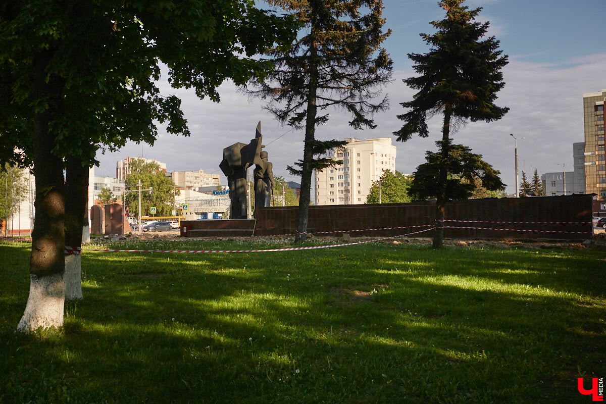 Жители Владимира успели обратить внимание на масштабные работы, которые сразу после праздников стартовали на площади Победы. На данный момент на мемориальном комплексе демонтировали всю плитку. Через месяц ее заменят на новое покрытие с гранитными компонентами.