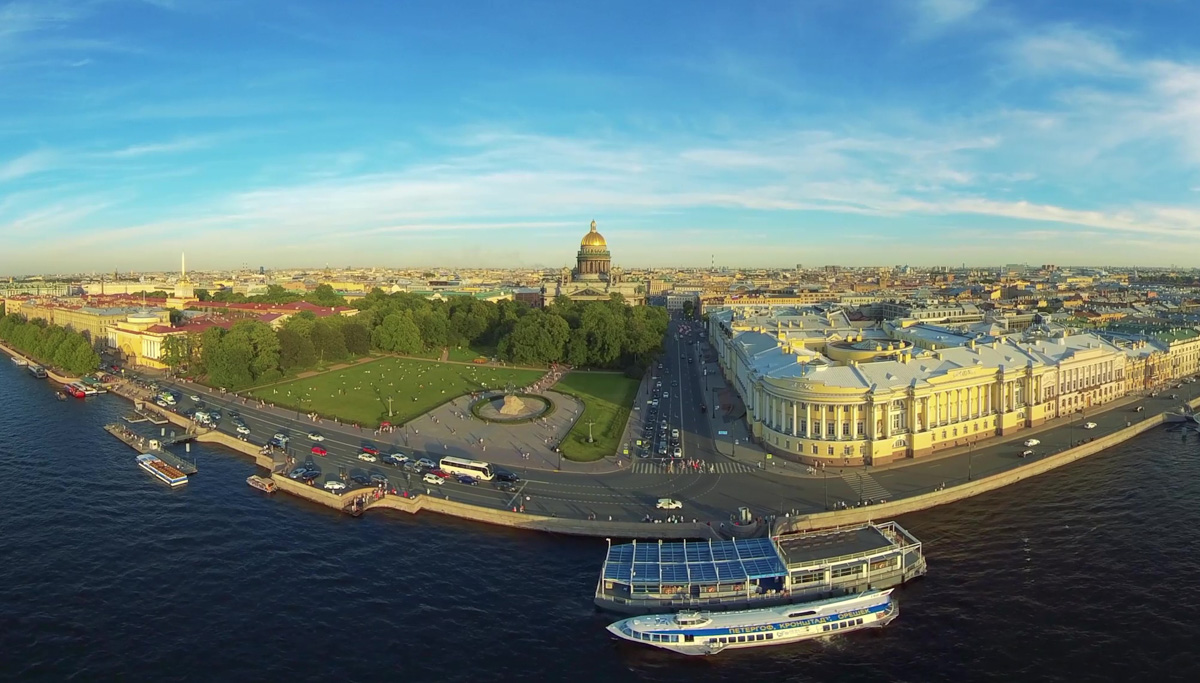Виртуальные путешествия давно перестали быть призрачным будущим. Реалистичный полет по миру уже не сказка, а вполне доступное каждому мероприятие. Только представьте: не покидая родного региона, можно устремиться практически в любую точку страны. Например, без особых усилий и затрат за мгновение переместиться в Санкт-Петербург, уютно устроившись в объятиях VR-шлема. Здорово ведь!