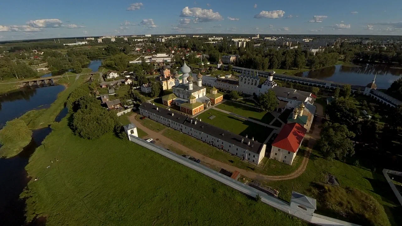 Виртуальные путешествия давно перестали быть призрачным будущим. Реалистичный полет по миру уже не сказка, а вполне доступное каждому мероприятие. Только представьте: не покидая родного региона, можно устремиться практически в любую точку страны. Например, без особых усилий и затрат за мгновение переместиться в Санкт-Петербург, уютно устроившись в объятиях VR-шлема. Здорово ведь!