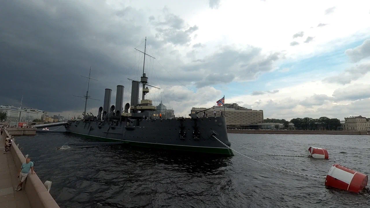 Виртуальные путешествия давно перестали быть призрачным будущим. Реалистичный полет по миру уже не сказка, а вполне доступное каждому мероприятие. Только представьте: не покидая родного региона, можно устремиться практически в любую точку страны. Например, без особых усилий и затрат за мгновение переместиться в Санкт-Петербург, уютно устроившись в объятиях VR-шлема. Здорово ведь!