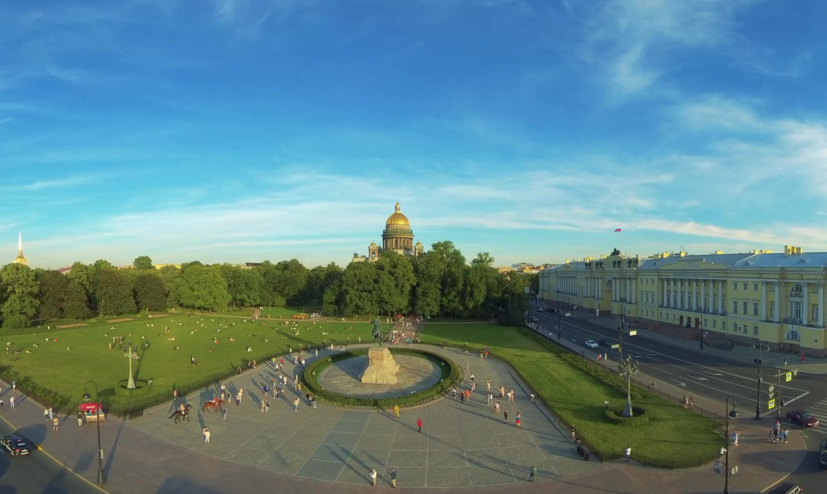 Виртуальные путешествия давно перестали быть призрачным будущим. Реалистичный полет по миру уже не сказка, а вполне доступное каждому мероприятие. Только представьте: не покидая родного региона, можно устремиться практически в любую точку страны. Например, без особых усилий и затрат за мгновение переместиться в Санкт-Петербург, уютно устроившись в объятиях VR-шлема. Здорово ведь!