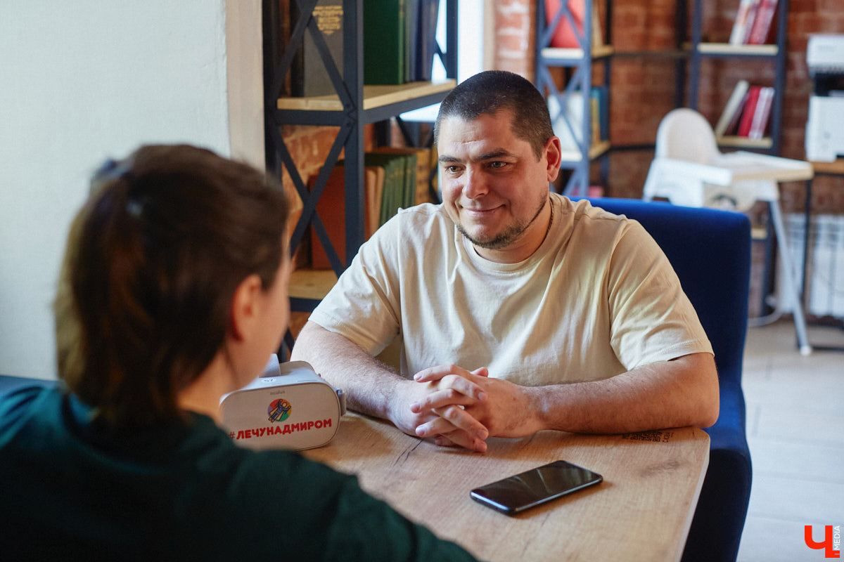 Виртуальные путешествия давно перестали быть призрачным будущим. Реалистичный полет по миру уже не сказка, а вполне доступное каждому мероприятие. Только представьте: не покидая родного региона, можно устремиться практически в любую точку страны. Например, без особых усилий и затрат за мгновение переместиться в Санкт-Петербург, уютно устроившись в объятиях VR-шлема. Здорово ведь!