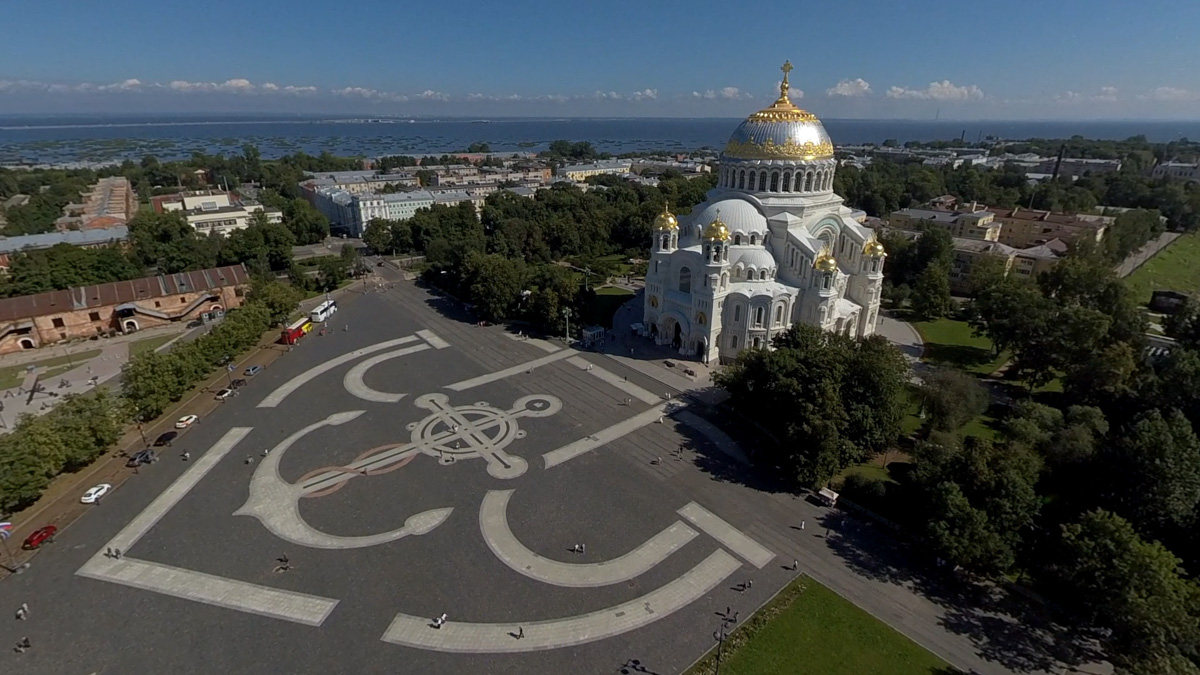 Виртуальные путешествия давно перестали быть призрачным будущим. Реалистичный полет по миру уже не сказка, а вполне доступное каждому мероприятие. Только представьте: не покидая родного региона, можно устремиться практически в любую точку страны. Например, без особых усилий и затрат за мгновение переместиться в Санкт-Петербург, уютно устроившись в объятиях VR-шлема. Здорово ведь!