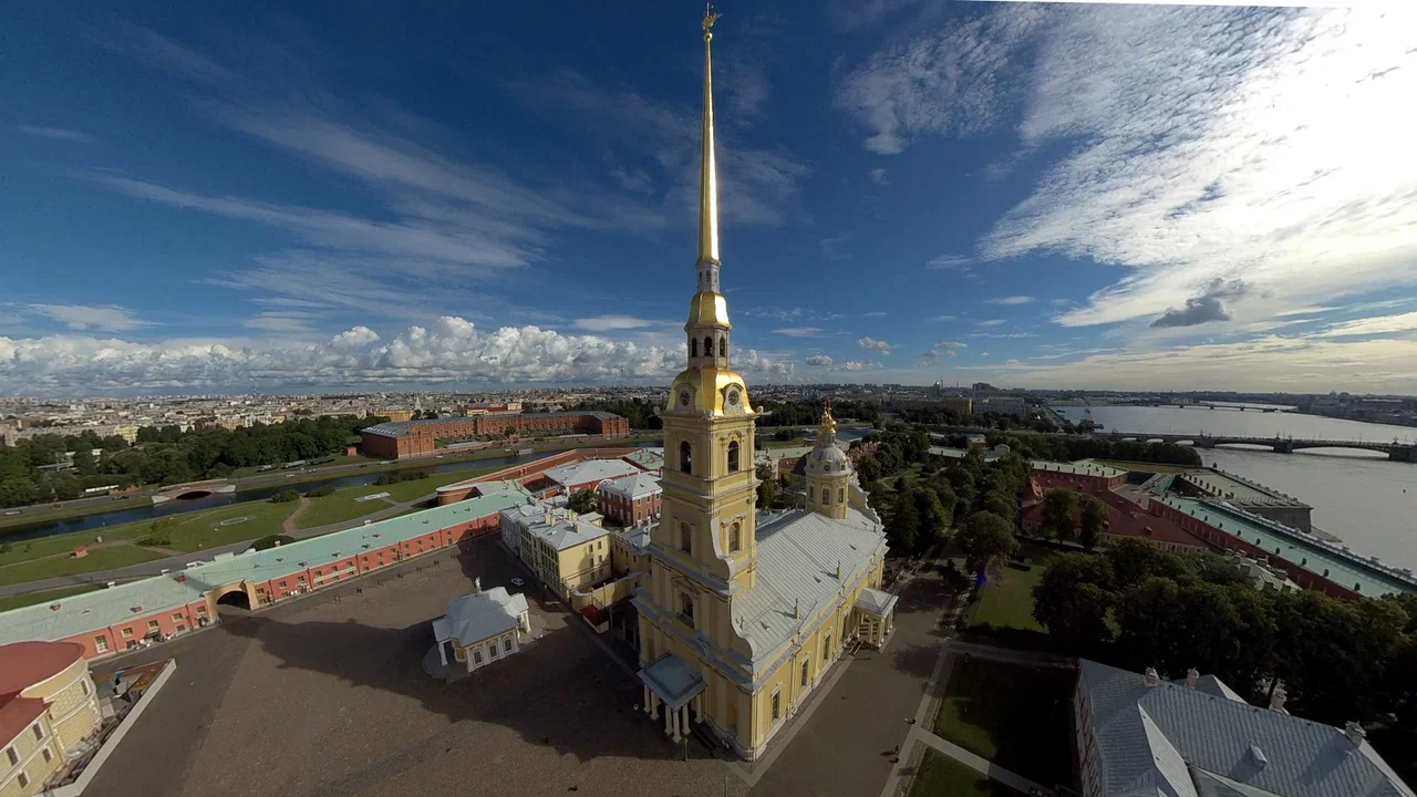 Виртуальные путешествия давно перестали быть призрачным будущим. Реалистичный полет по миру уже не сказка, а вполне доступное каждому мероприятие. Только представьте: не покидая родного региона, можно устремиться практически в любую точку страны. Например, без особых усилий и затрат за мгновение переместиться в Санкт-Петербург, уютно устроившись в объятиях VR-шлема. Здорово ведь!