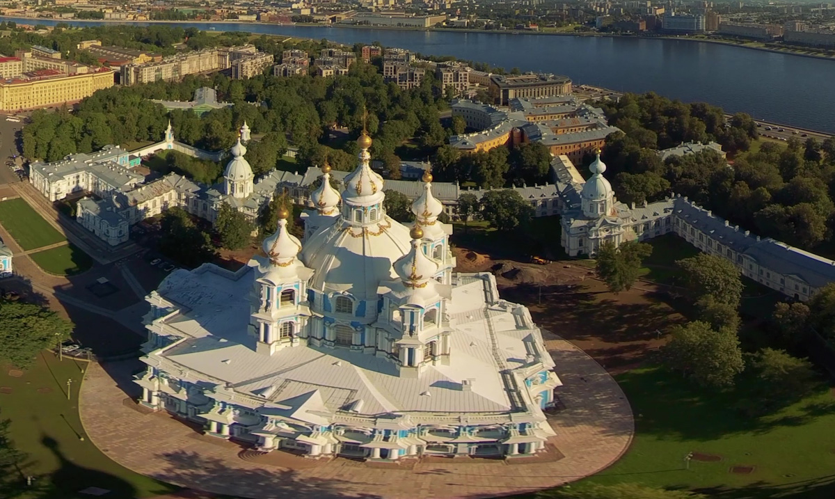 Виртуальные путешествия давно перестали быть призрачным будущим. Реалистичный полет по миру уже не сказка, а вполне доступное каждому мероприятие. Только представьте: не покидая родного региона, можно устремиться практически в любую точку страны. Например, без особых усилий и затрат за мгновение переместиться в Санкт-Петербург, уютно устроившись в объятиях VR-шлема. Здорово ведь!