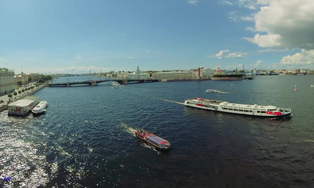 Виртуальные путешествия давно перестали быть призрачным будущим. Реалистичный полет по миру уже не сказка, а вполне доступное каждому мероприятие. Только представьте: не покидая родного региона, можно устремиться практически в любую точку страны. Например, без особых усилий и затрат за мгновение переместиться в Санкт-Петербург, уютно устроившись в объятиях VR-шлема. Здорово ведь!