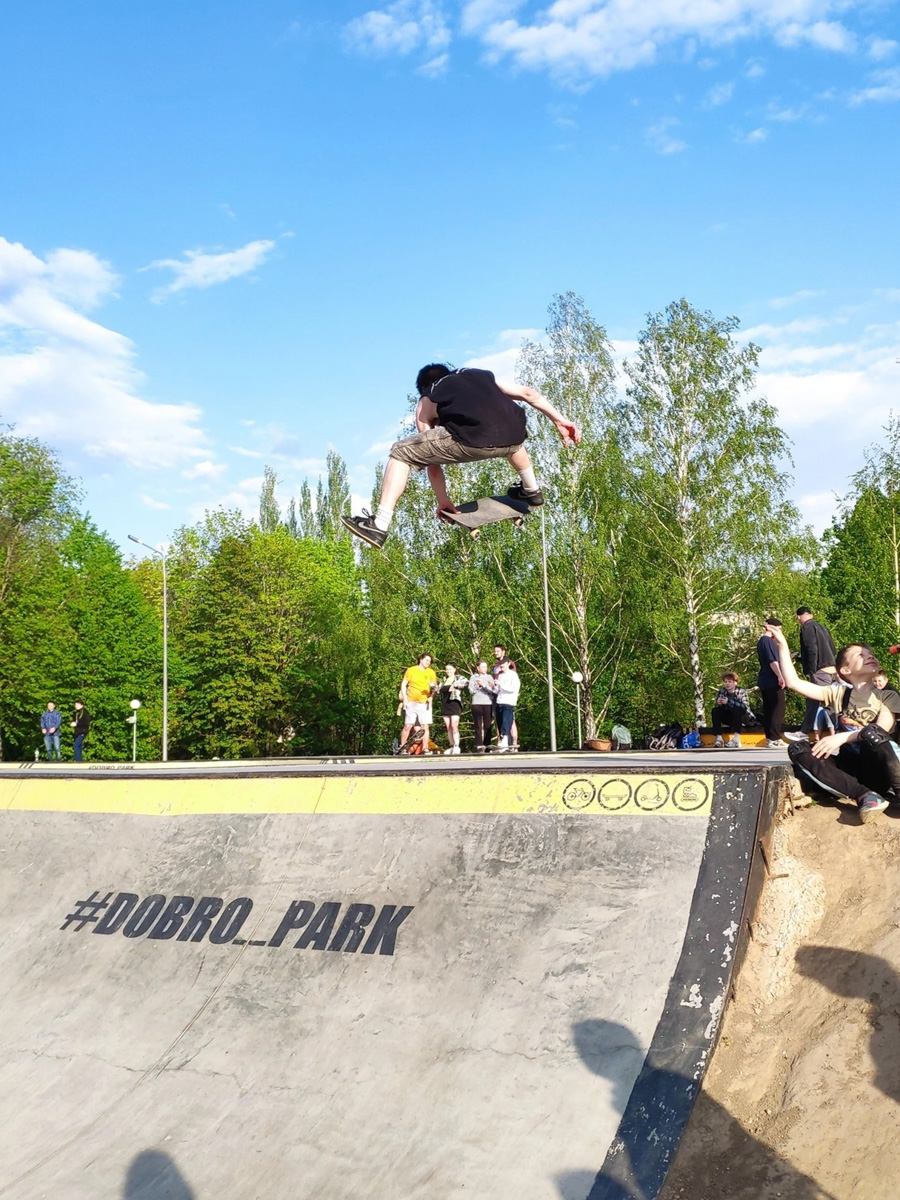 Впервые в истории регионального спорта во Владимире прошел чемпионат области по скейтбордингу. Соревнования были организованы в специализированной зоне парка «Добросельский». Участие в турнире приняли 15 райдеров.