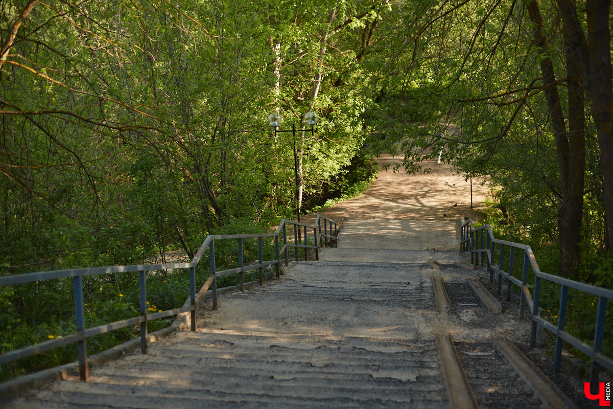 Вам давно приходилось подниматься по любой из владимирских лестниц или спускаться с нее? И как, все ступеньки на месте? К сожалению, большинство подобных конструкций на улицах города разрушается. Если не верите, тогда взгляните сами на наш антирейтинг.