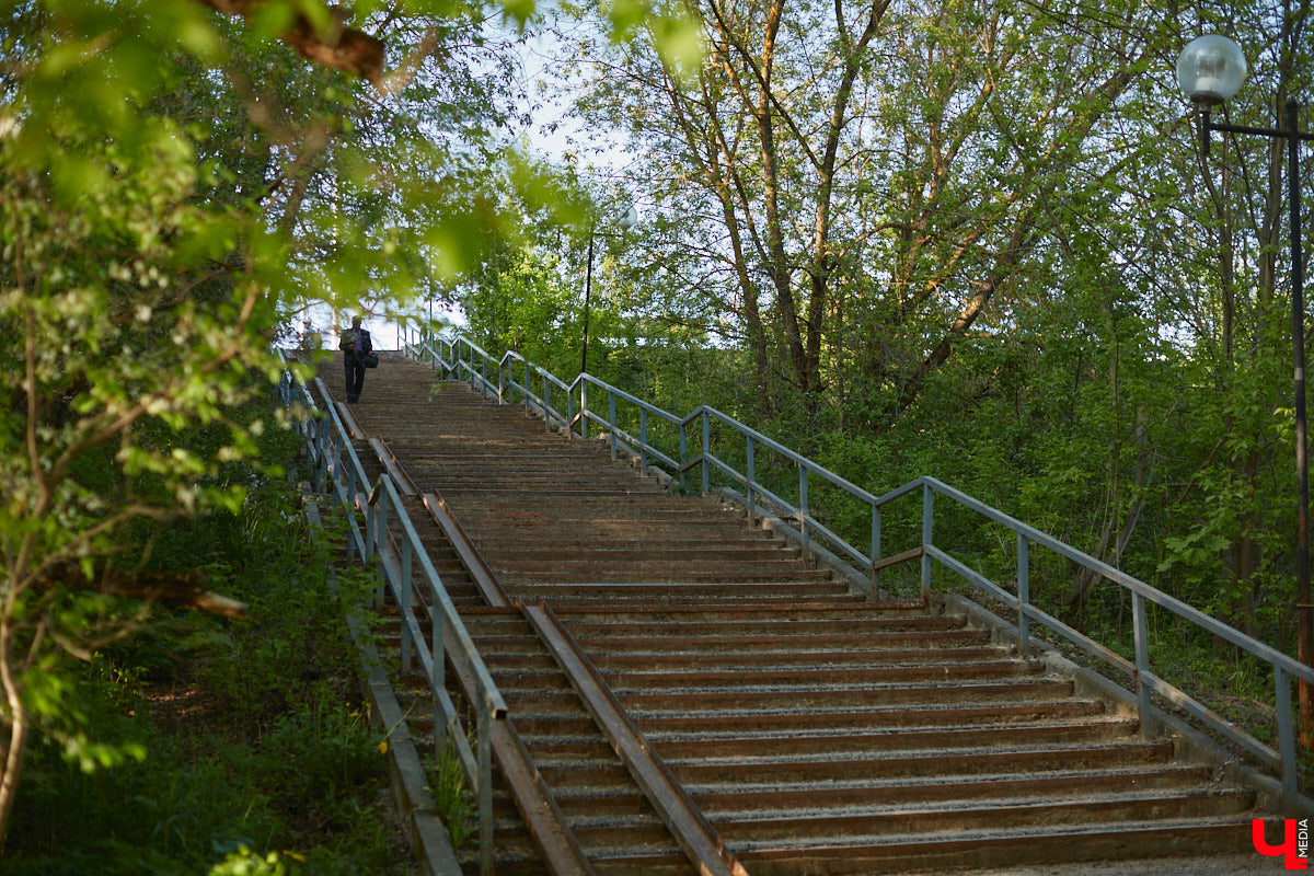 Вам давно приходилось подниматься по любой из владимирских лестниц или спускаться с нее? И как, все ступеньки на месте? К сожалению, большинство подобных конструкций на улицах города разрушается. Если не верите, тогда взгляните сами на наш антирейтинг.