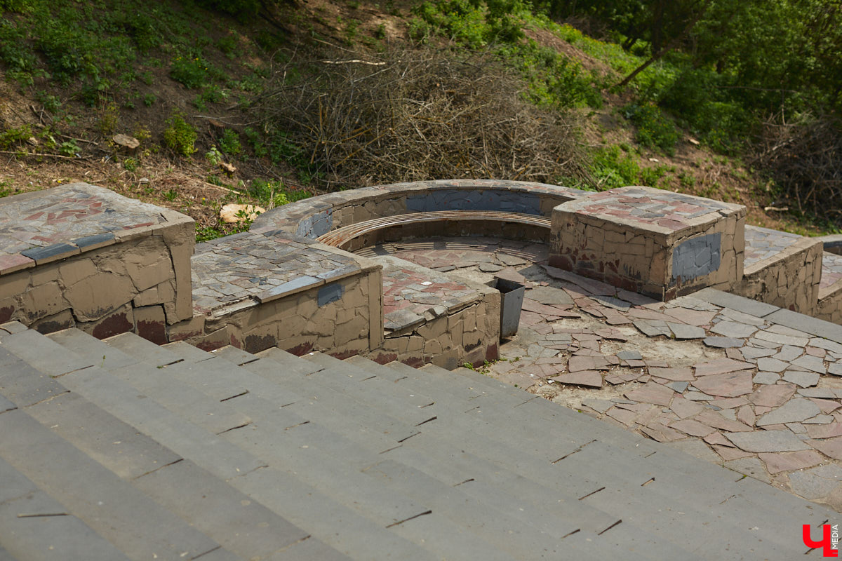 Вам давно приходилось подниматься по любой из владимирских лестниц или спускаться с нее? И как, все ступеньки на месте? К сожалению, большинство подобных конструкций на улицах города разрушается. Если не верите, тогда взгляните сами на наш антирейтинг.