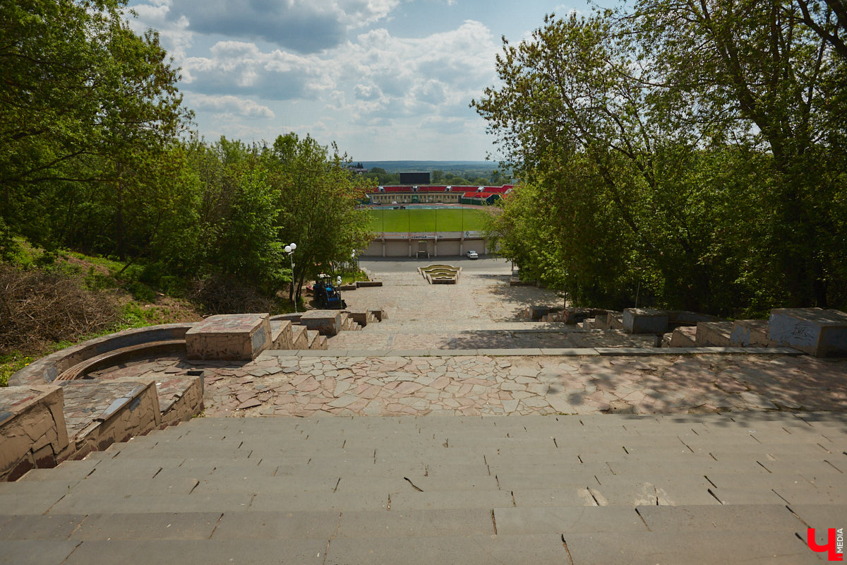 Вам давно приходилось подниматься по любой из владимирских лестниц или спускаться с нее? И как, все ступеньки на месте? К сожалению, большинство подобных конструкций на улицах города разрушается. Если не верите, тогда взгляните сами на наш антирейтинг.