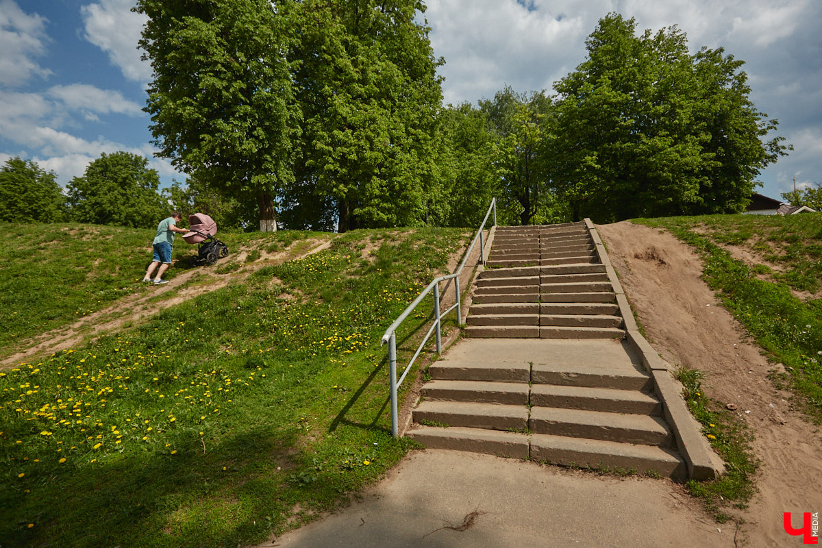 Вам давно приходилось подниматься по любой из владимирских лестниц или спускаться с нее? И как, все ступеньки на месте? К сожалению, большинство подобных конструкций на улицах города разрушается. Если не верите, тогда взгляните сами на наш антирейтинг.