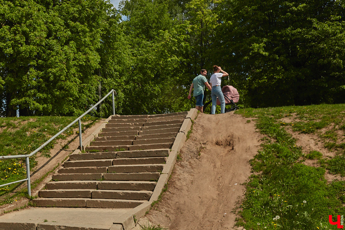 Вам давно приходилось подниматься по любой из владимирских лестниц или спускаться с нее? И как, все ступеньки на месте? К сожалению, большинство подобных конструкций на улицах города разрушается. Если не верите, тогда взгляните сами на наш антирейтинг.