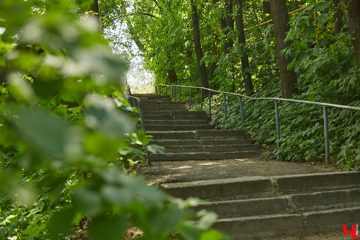 Вам давно приходилось подниматься по любой из владимирских лестниц или спускаться с нее? И как, все ступеньки на месте? К сожалению, большинство подобных конструкций на улицах города разрушается. Если не верите, тогда взгляните сами на наш антирейтинг.