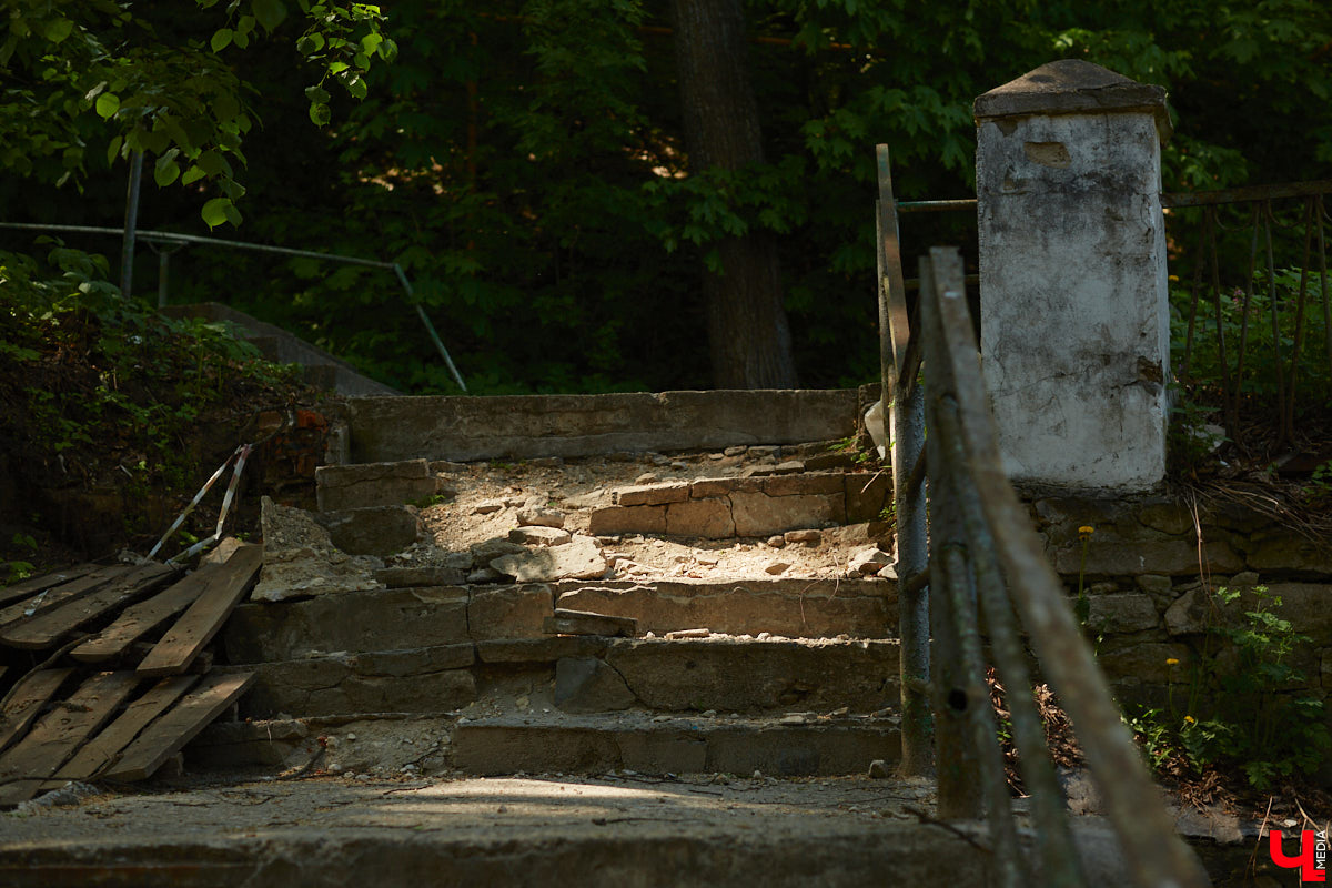 Вам давно приходилось подниматься по любой из владимирских лестниц или спускаться с нее? И как, все ступеньки на месте? К сожалению, большинство подобных конструкций на улицах города разрушается. Если не верите, тогда взгляните сами на наш антирейтинг.