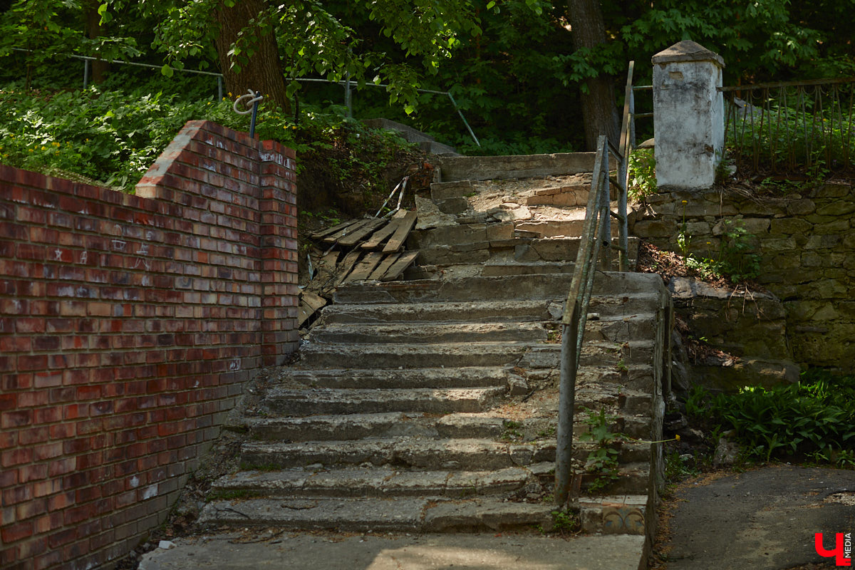 Вам давно приходилось подниматься по любой из владимирских лестниц или спускаться с нее? И как, все ступеньки на месте? К сожалению, большинство подобных конструкций на улицах города разрушается. Если не верите, тогда взгляните сами на наш антирейтинг.