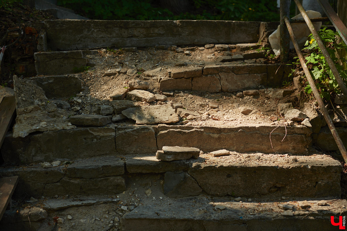Вам давно приходилось подниматься по любой из владимирских лестниц или спускаться с нее? И как, все ступеньки на месте? К сожалению, большинство подобных конструкций на улицах города разрушается. Если не верите, тогда взгляните сами на наш антирейтинг.