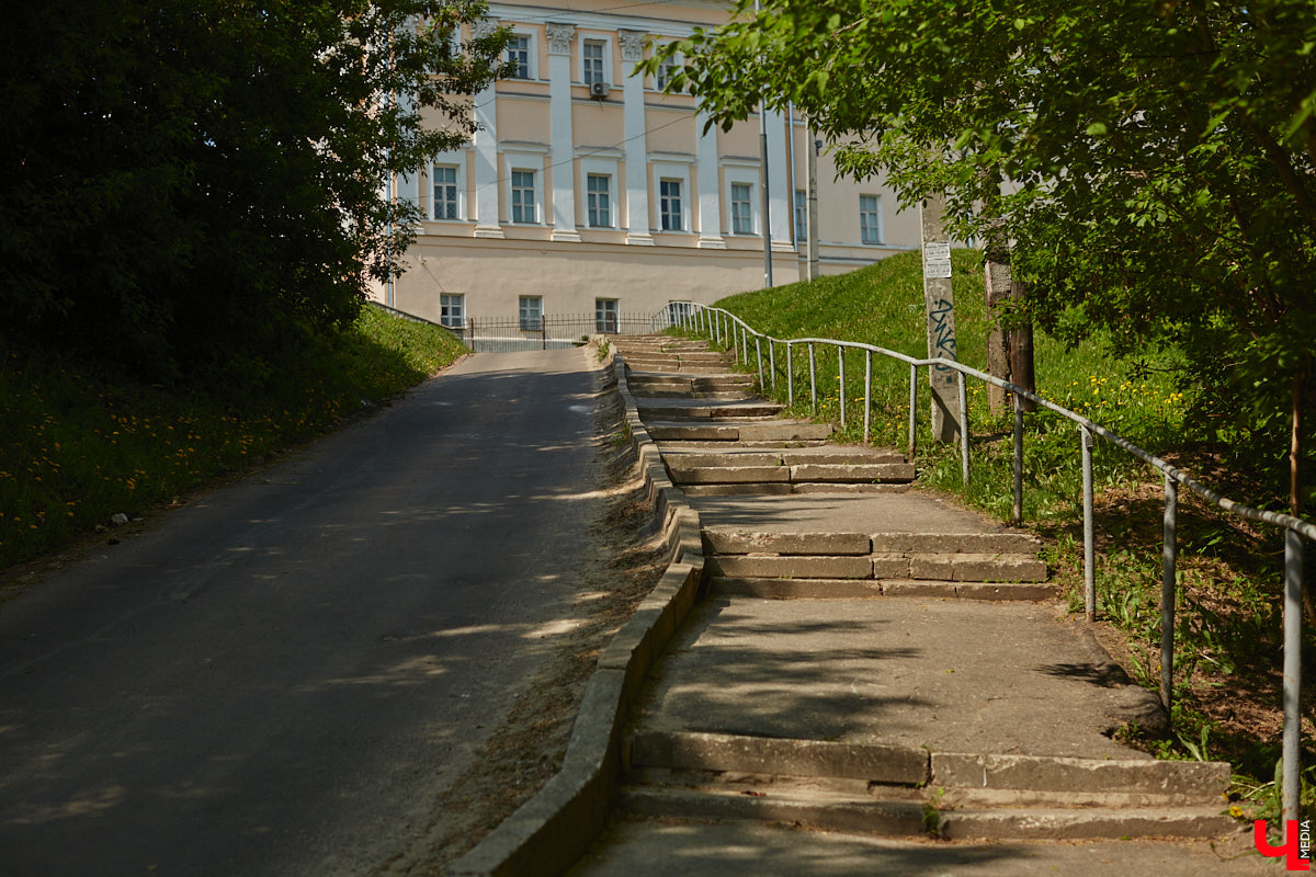 Вам давно приходилось подниматься по любой из владимирских лестниц или спускаться с нее? И как, все ступеньки на месте? К сожалению, большинство подобных конструкций на улицах города разрушается. Если не верите, тогда взгляните сами на наш антирейтинг.