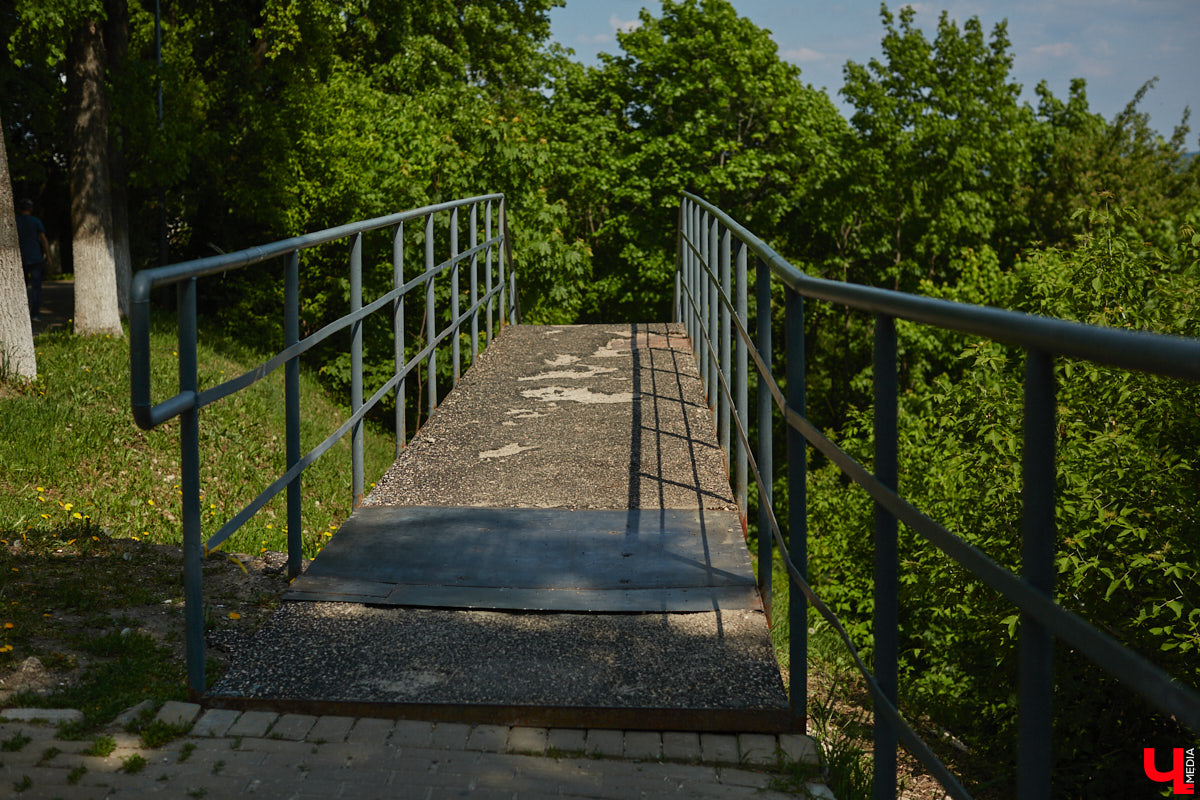 Вам давно приходилось подниматься по любой из владимирских лестниц или спускаться с нее? И как, все ступеньки на месте? К сожалению, большинство подобных конструкций на улицах города разрушается. Если не верите, тогда взгляните сами на наш антирейтинг.