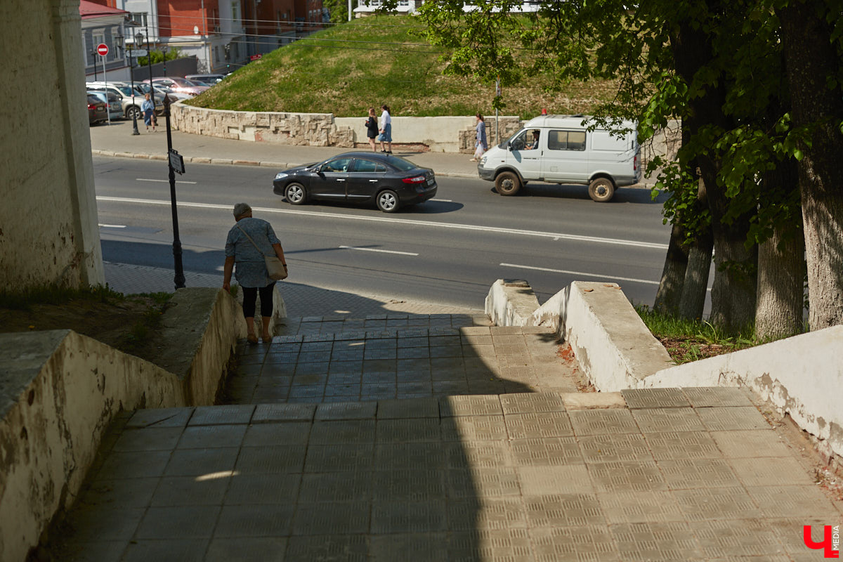 Вам давно приходилось подниматься по любой из владимирских лестниц или спускаться с нее? И как, все ступеньки на месте? К сожалению, большинство подобных конструкций на улицах города разрушается. Если не верите, тогда взгляните сами на наш антирейтинг.