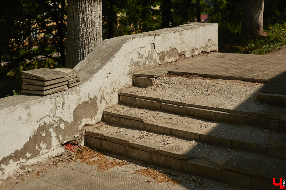 Вам давно приходилось подниматься по любой из владимирских лестниц или спускаться с нее? И как, все ступеньки на месте? К сожалению, большинство подобных конструкций на улицах города разрушается. Если не верите, тогда взгляните сами на наш антирейтинг.