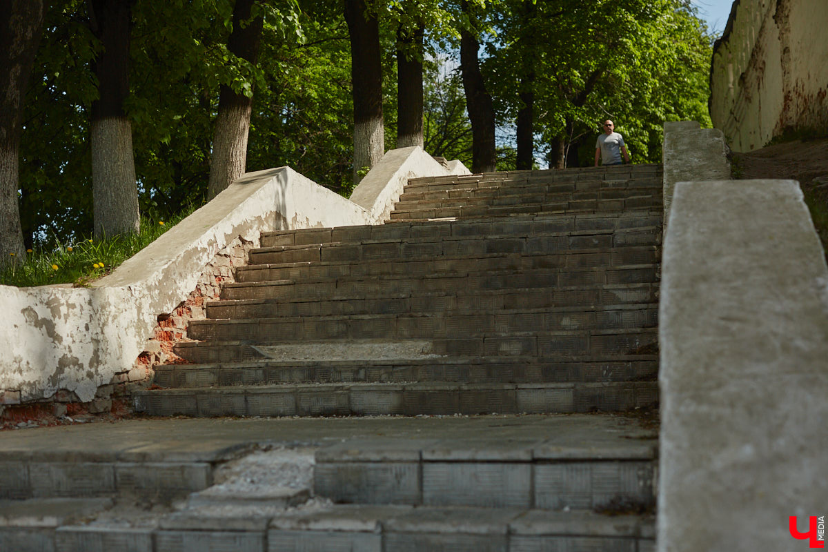 Вам давно приходилось подниматься по любой из владимирских лестниц или спускаться с нее? И как, все ступеньки на месте? К сожалению, большинство подобных конструкций на улицах города разрушается. Если не верите, тогда взгляните сами на наш антирейтинг.