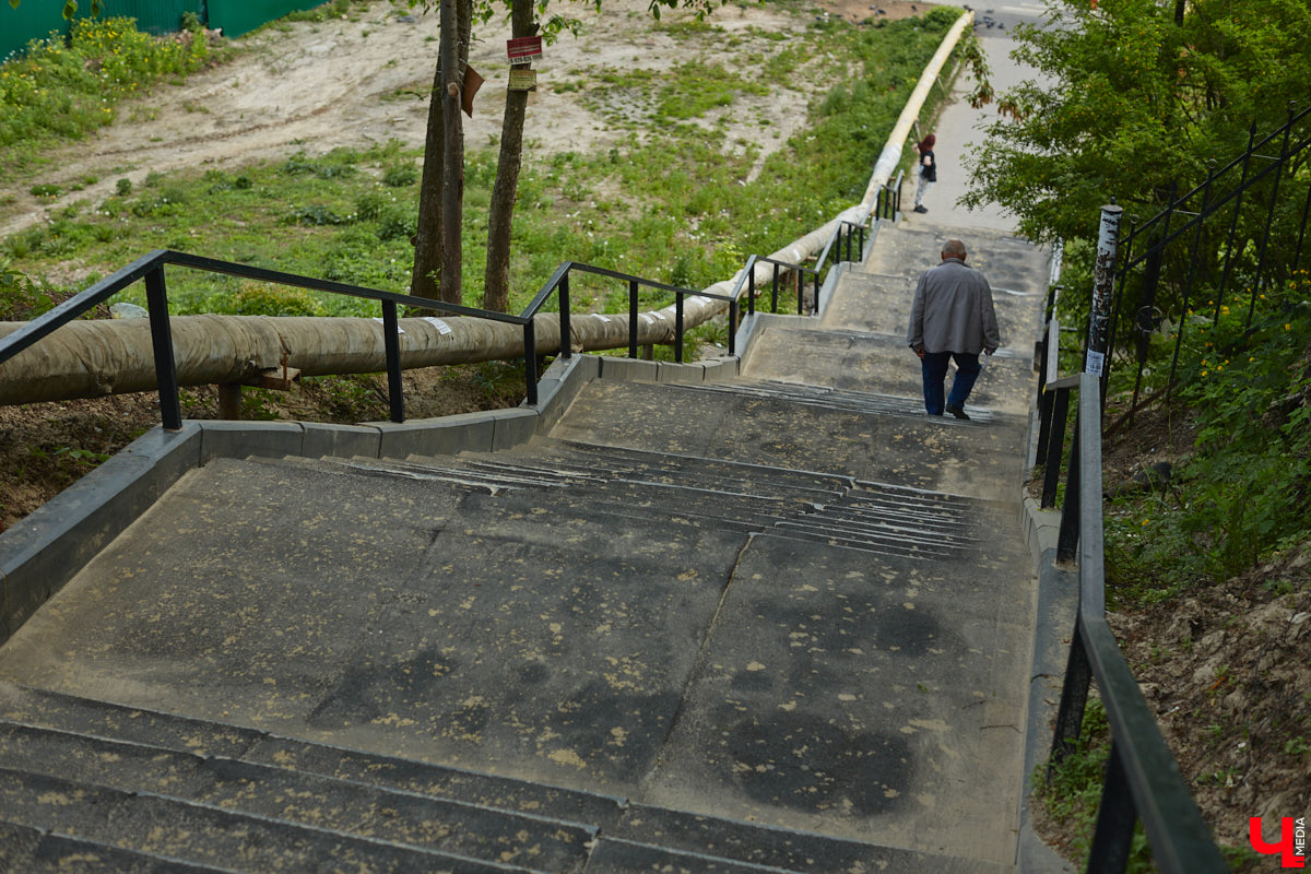 Вам давно приходилось подниматься по любой из владимирских лестниц или спускаться с нее? И как, все ступеньки на месте? К сожалению, большинство подобных конструкций на улицах города разрушается. Если не верите, тогда взгляните сами на наш антирейтинг.