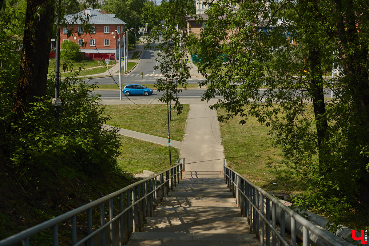 Вам давно приходилось подниматься по любой из владимирских лестниц или спускаться с нее? И как, все ступеньки на месте? К сожалению, большинство подобных конструкций на улицах города разрушается. Если не верите, тогда взгляните сами на наш антирейтинг.