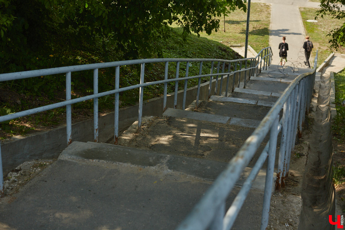 Вам давно приходилось подниматься по любой из владимирских лестниц или спускаться с нее? И как, все ступеньки на месте? К сожалению, большинство подобных конструкций на улицах города разрушается. Если не верите, тогда взгляните сами на наш антирейтинг.