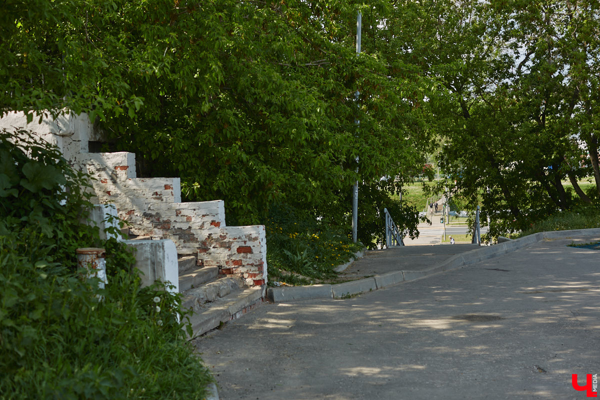 Вам давно приходилось подниматься по любой из владимирских лестниц или спускаться с нее? И как, все ступеньки на месте? К сожалению, большинство подобных конструкций на улицах города разрушается. Если не верите, тогда взгляните сами на наш антирейтинг.