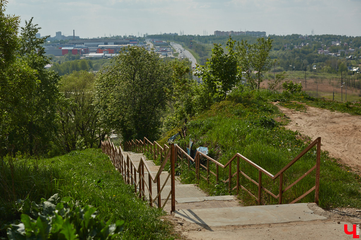 Вам давно приходилось подниматься по любой из владимирских лестниц или спускаться с нее? И как, все ступеньки на месте? К сожалению, большинство подобных конструкций на улицах города разрушается. Если не верите, тогда взгляните сами на наш антирейтинг.