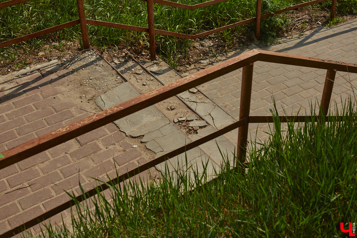 Вам давно приходилось подниматься по любой из владимирских лестниц или спускаться с нее? И как, все ступеньки на месте? К сожалению, большинство подобных конструкций на улицах города разрушается. Если не верите, тогда взгляните сами на наш антирейтинг.