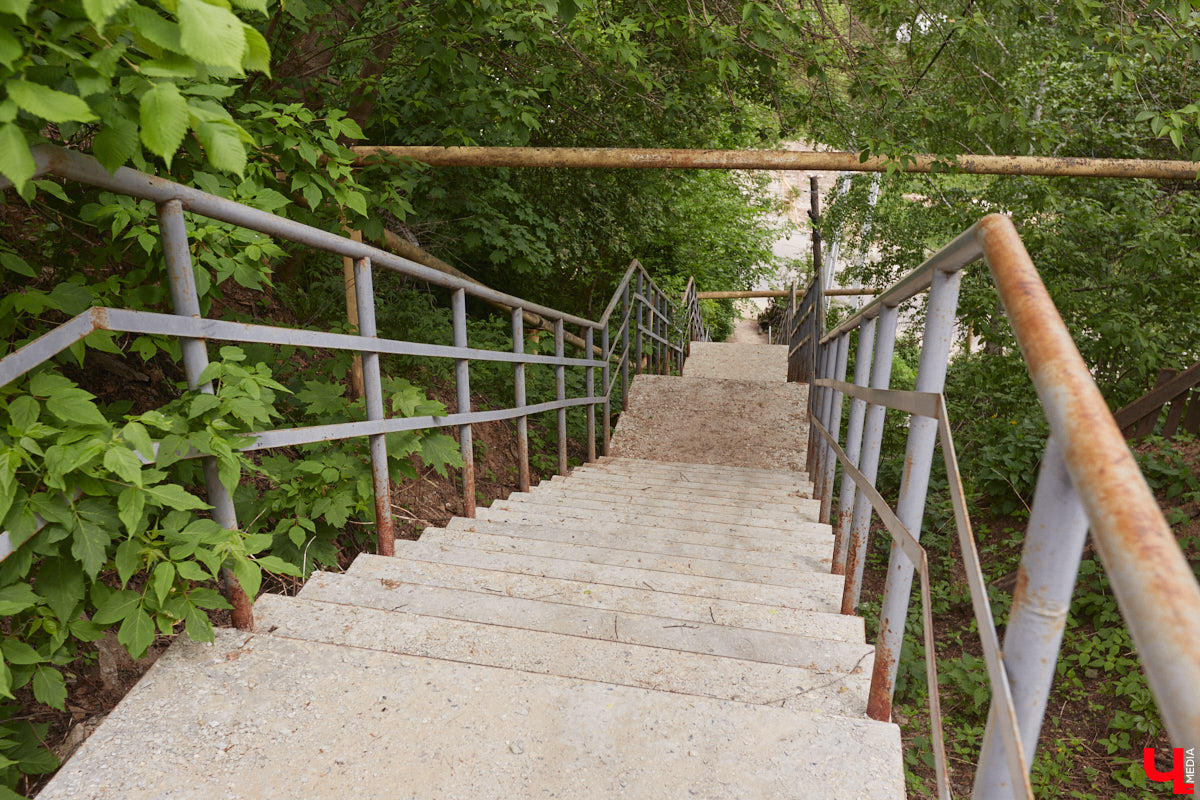 Вам давно приходилось подниматься по любой из владимирских лестниц или спускаться с нее? И как, все ступеньки на месте? К сожалению, большинство подобных конструкций на улицах города разрушается. Если не верите, тогда взгляните сами на наш антирейтинг.