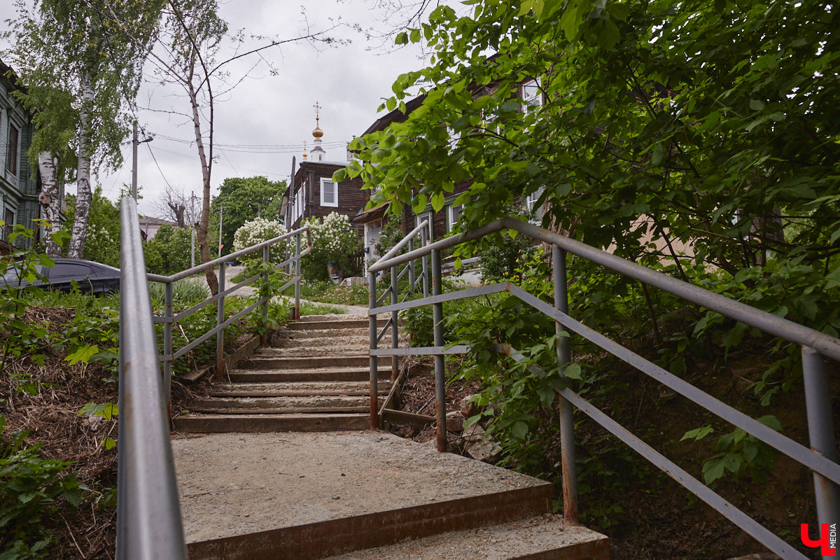 Вам давно приходилось подниматься по любой из владимирских лестниц или спускаться с нее? И как, все ступеньки на месте? К сожалению, большинство подобных конструкций на улицах города разрушается. Если не верите, тогда взгляните сами на наш антирейтинг.