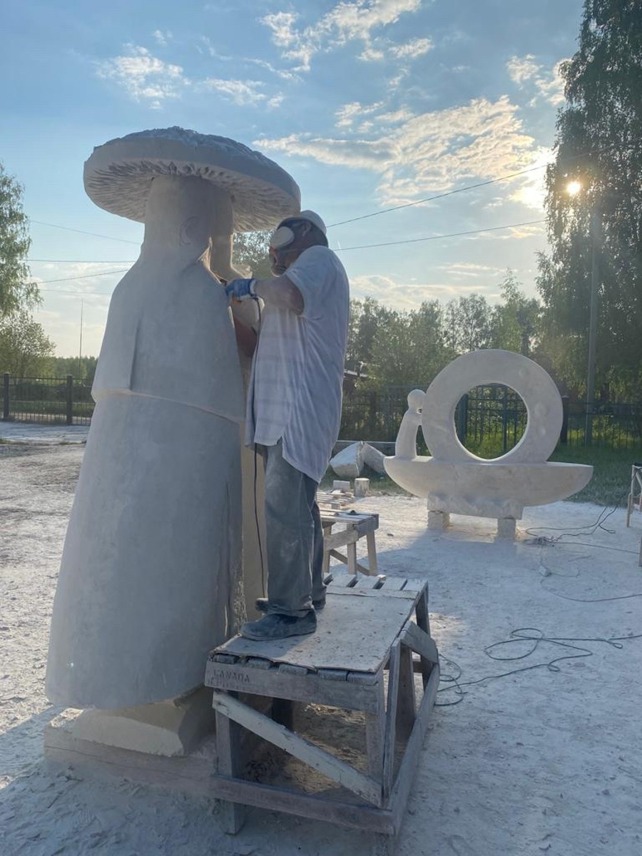 Из тишины создать музыку, белый лист превратить в картину, а кусок камня — в статую — такое могут только самые талантливые. Безусловно, одним из наиболее ярких мастеров 33-го региона является скульптор Игорь Черноглазов, чьи работы хорошо известны владимирцам. Достаточно хоть заглянуть на улицу Георгиевскую. На днях ваятель представил свою новую работу, уже из камня, которая была размещена в городском парке Лакинска.