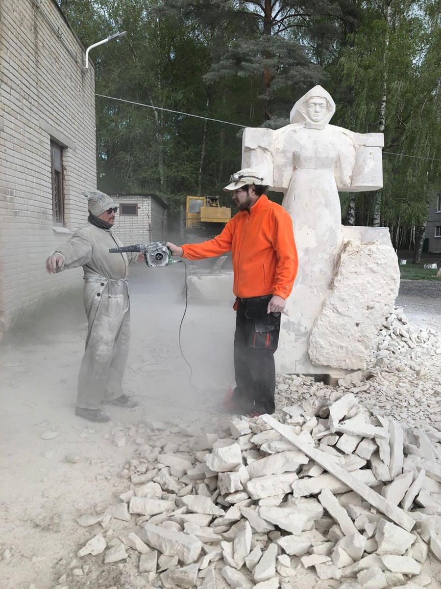 Из тишины создать музыку, белый лист превратить в картину, а кусок камня — в статую — такое могут только самые талантливые. Безусловно, одним из наиболее ярких мастеров 33-го региона является скульптор Игорь Черноглазов, чьи работы хорошо известны владимирцам. Достаточно хоть заглянуть на улицу Георгиевскую. На днях ваятель представил свою новую работу, уже из камня, которая была размещена в городском парке Лакинска.