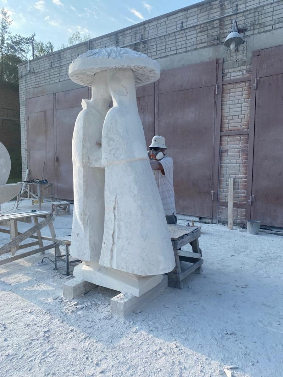 Из тишины создать музыку, белый лист превратить в картину, а кусок камня — в статую — такое могут только самые талантливые. Безусловно, одним из наиболее ярких мастеров 33-го региона является скульптор Игорь Черноглазов, чьи работы хорошо известны владимирцам. Достаточно хоть заглянуть на улицу Георгиевскую. На днях ваятель представил свою новую работу, уже из камня, которая была размещена в городском парке Лакинска.