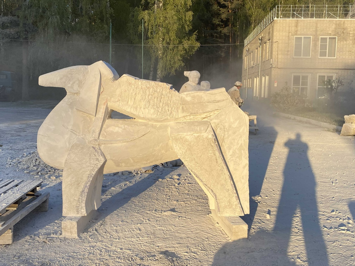 Из тишины создать музыку, белый лист превратить в картину, а кусок камня — в статую — такое могут только самые талантливые. Безусловно, одним из наиболее ярких мастеров 33-го региона является скульптор Игорь Черноглазов, чьи работы хорошо известны владимирцам. Достаточно хоть заглянуть на улицу Георгиевскую. На днях ваятель представил свою новую работу, уже из камня, которая была размещена в городском парке Лакинска.