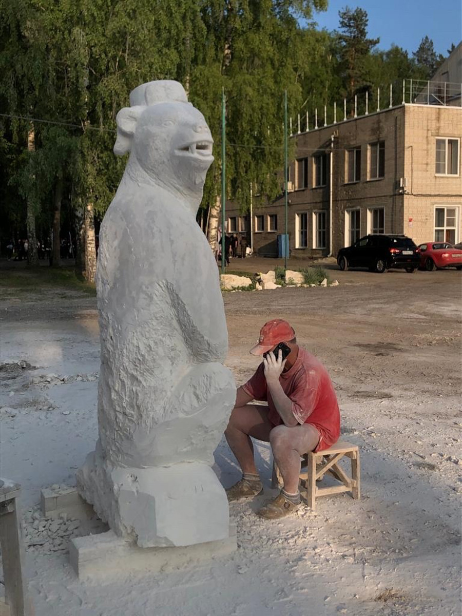 Из тишины создать музыку, белый лист превратить в картину, а кусок камня — в статую — такое могут только самые талантливые. Безусловно, одним из наиболее ярких мастеров 33-го региона является скульптор Игорь Черноглазов, чьи работы хорошо известны владимирцам. Достаточно хоть заглянуть на улицу Георгиевскую. На днях ваятель представил свою новую работу, уже из камня, которая была размещена в городском парке Лакинска.