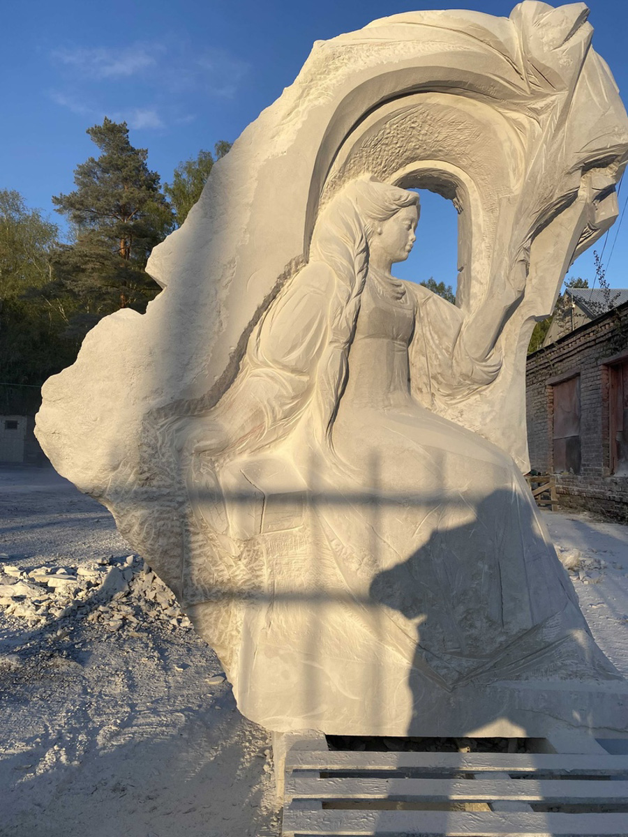 Из тишины создать музыку, белый лист превратить в картину, а кусок камня — в статую — такое могут только самые талантливые. Безусловно, одним из наиболее ярких мастеров 33-го региона является скульптор Игорь Черноглазов, чьи работы хорошо известны владимирцам. Достаточно хоть заглянуть на улицу Георгиевскую. На днях ваятель представил свою новую работу, уже из камня, которая была размещена в городском парке Лакинска.