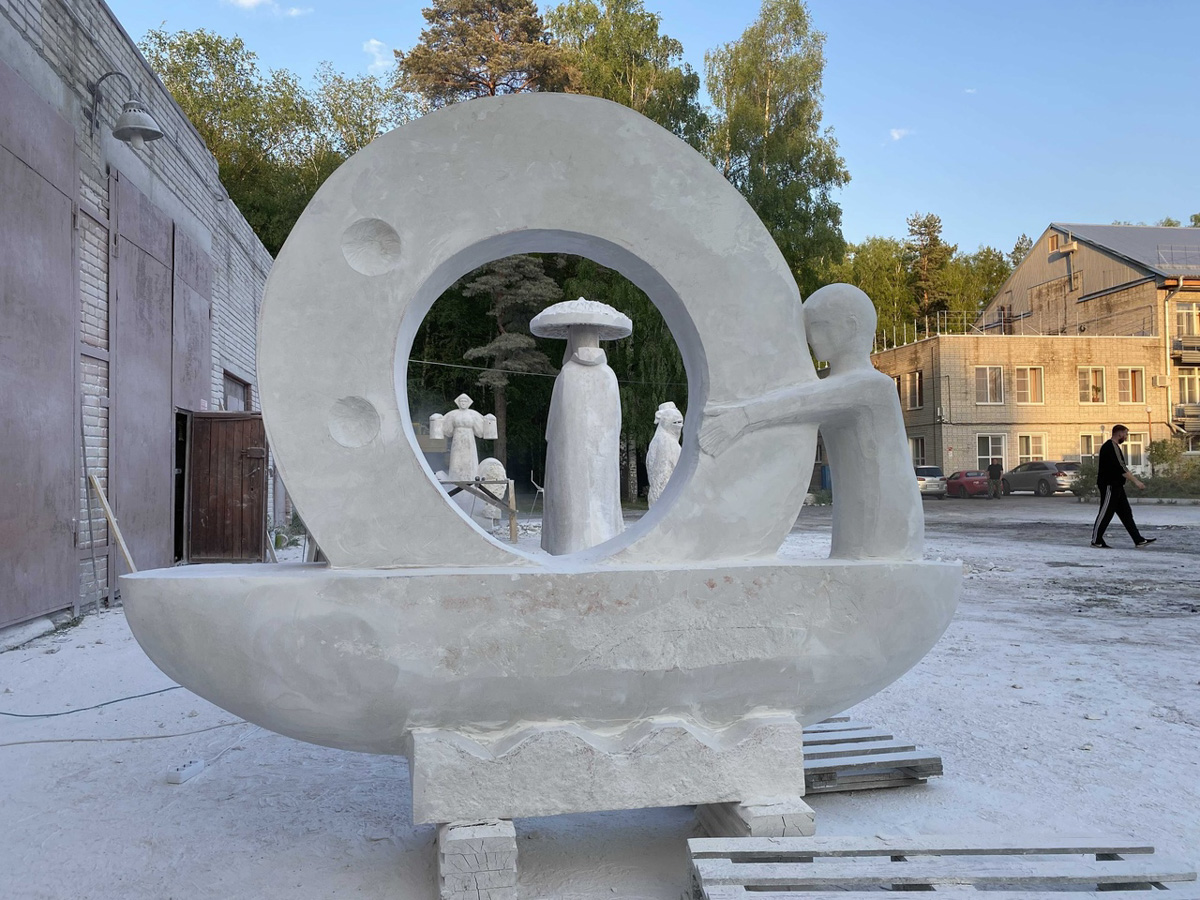 Из тишины создать музыку, белый лист превратить в картину, а кусок камня — в статую — такое могут только самые талантливые. Безусловно, одним из наиболее ярких мастеров 33-го региона является скульптор Игорь Черноглазов, чьи работы хорошо известны владимирцам. Достаточно хоть заглянуть на улицу Георгиевскую. На днях ваятель представил свою новую работу, уже из камня, которая была размещена в городском парке Лакинска.