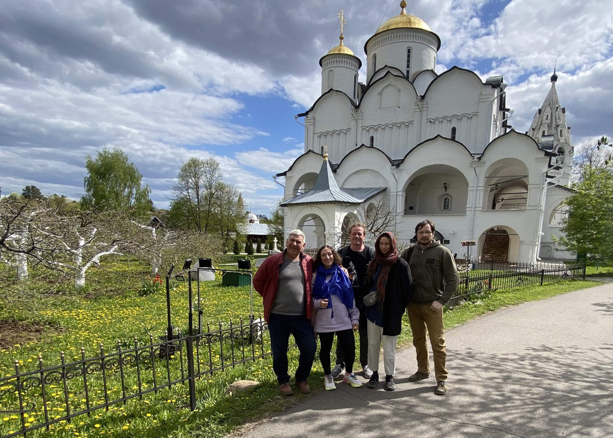 Из тишины создать музыку, белый лист превратить в картину, а кусок камня — в статую — такое могут только самые талантливые. Безусловно, одним из наиболее ярких мастеров 33-го региона является скульптор Игорь Черноглазов, чьи работы хорошо известны владимирцам. Достаточно хоть заглянуть на улицу Георгиевскую. На днях ваятель представил свою новую работу, уже из камня, которая была размещена в городском парке Лакинска.