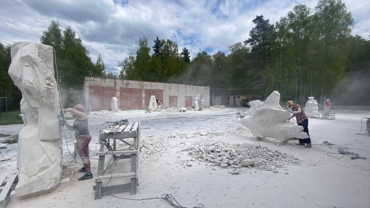 Из тишины создать музыку, белый лист превратить в картину, а кусок камня — в статую — такое могут только самые талантливые. Безусловно, одним из наиболее ярких мастеров 33-го региона является скульптор Игорь Черноглазов, чьи работы хорошо известны владимирцам. Достаточно хоть заглянуть на улицу Георгиевскую. На днях ваятель представил свою новую работу, уже из камня, которая была размещена в городском парке Лакинска.