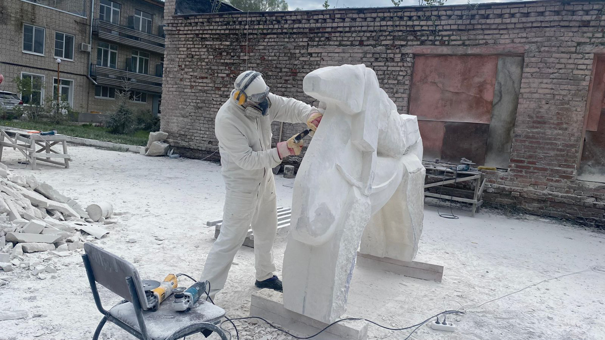 Из тишины создать музыку, белый лист превратить в картину, а кусок камня — в статую — такое могут только самые талантливые. Безусловно, одним из наиболее ярких мастеров 33-го региона является скульптор Игорь Черноглазов, чьи работы хорошо известны владимирцам. Достаточно хоть заглянуть на улицу Георгиевскую. На днях ваятель представил свою новую работу, уже из камня, которая была размещена в городском парке Лакинска.