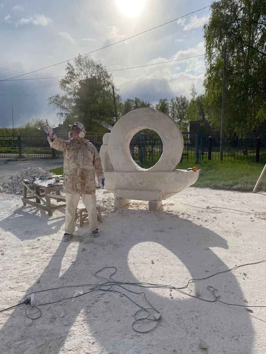 Из тишины создать музыку, белый лист превратить в картину, а кусок камня — в статую — такое могут только самые талантливые. Безусловно, одним из наиболее ярких мастеров 33-го региона является скульптор Игорь Черноглазов, чьи работы хорошо известны владимирцам. Достаточно хоть заглянуть на улицу Георгиевскую. На днях ваятель представил свою новую работу, уже из камня, которая была размещена в городском парке Лакинска.