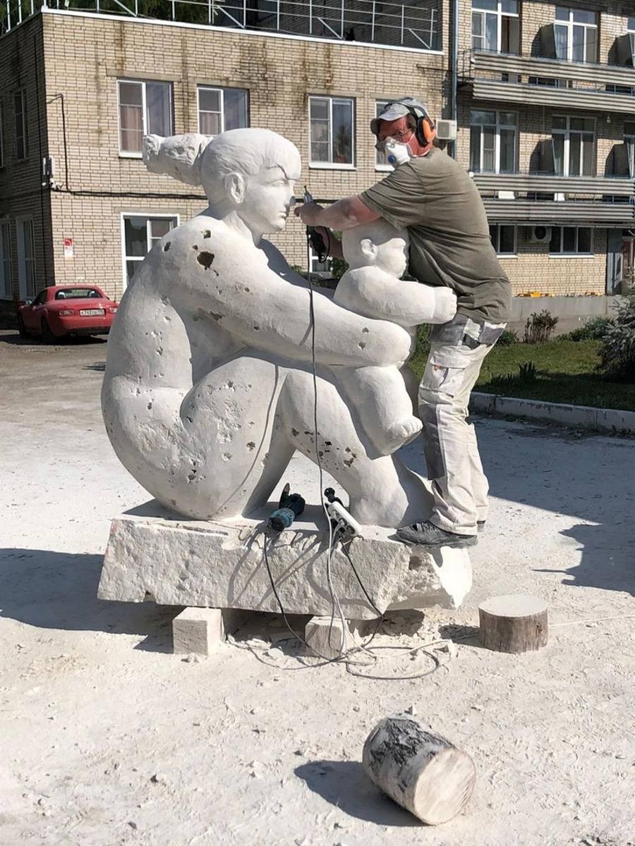 Из тишины создать музыку, белый лист превратить в картину, а кусок камня — в статую — такое могут только самые талантливые. Безусловно, одним из наиболее ярких мастеров 33-го региона является скульптор Игорь Черноглазов, чьи работы хорошо известны владимирцам. Достаточно хоть заглянуть на улицу Георгиевскую. На днях ваятель представил свою новую работу, уже из камня, которая была размещена в городском парке Лакинска.