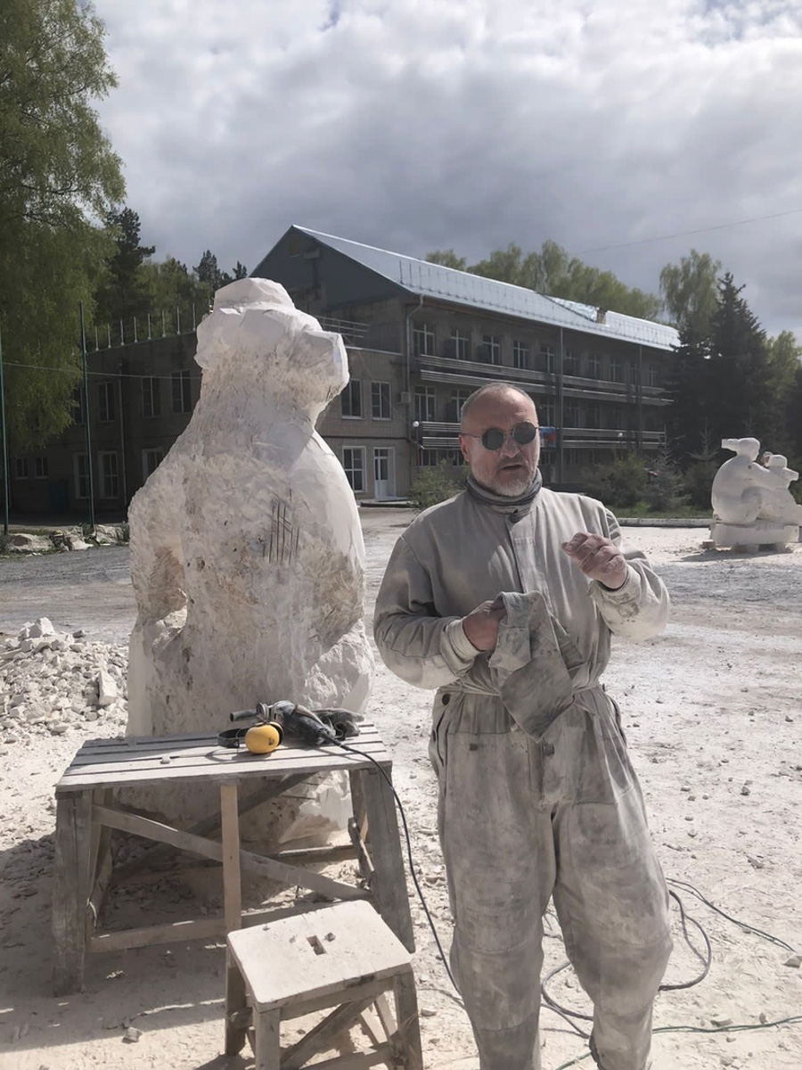 Из тишины создать музыку, белый лист превратить в картину, а кусок камня — в статую — такое могут только самые талантливые. Безусловно, одним из наиболее ярких мастеров 33-го региона является скульптор Игорь Черноглазов, чьи работы хорошо известны владимирцам. Достаточно хоть заглянуть на улицу Георгиевскую. На днях ваятель представил свою новую работу, уже из камня, которая была размещена в городском парке Лакинска.