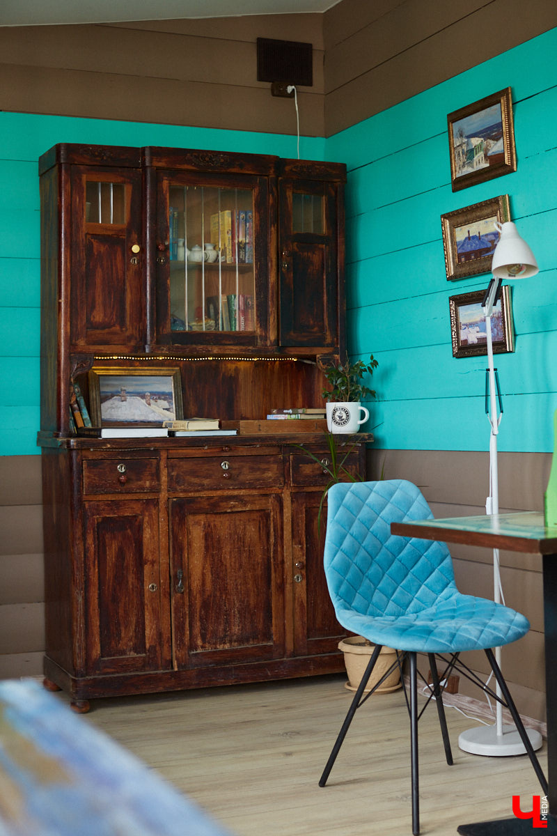 Сесть за свой столик, заказать то самое блюдо, кинуть взгляд на привычный пейзаж за окном — порой к заведениям привыкаешь не меньше, чем к любимым вещам. Но всему свойственно меняться. Закрытия и реконструкции — обычное дело для гастрономических проектов. За последнее время свои двери в нашем городе захлопнули сразу четыре. Откроют ли их вновь или это уже навсегда, выяснял «Ключ-Медиа».