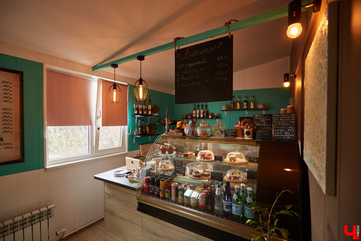 Сесть за свой столик, заказать то самое блюдо, кинуть взгляд на привычный пейзаж за окном — порой к заведениям привыкаешь не меньше, чем к любимым вещам. Но всему свойственно меняться. Закрытия и реконструкции — обычное дело для гастрономических проектов. За последнее время свои двери в нашем городе захлопнули сразу четыре. Откроют ли их вновь или это уже навсегда, выяснял «Ключ-Медиа».